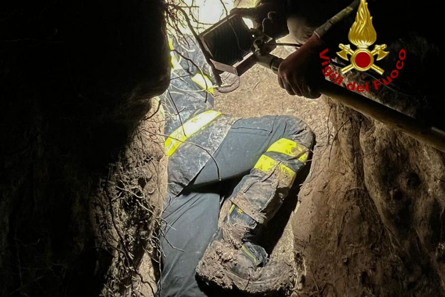 Incastrata tra i massi inseguendo una volpe: una notte per salvare una cagnetta