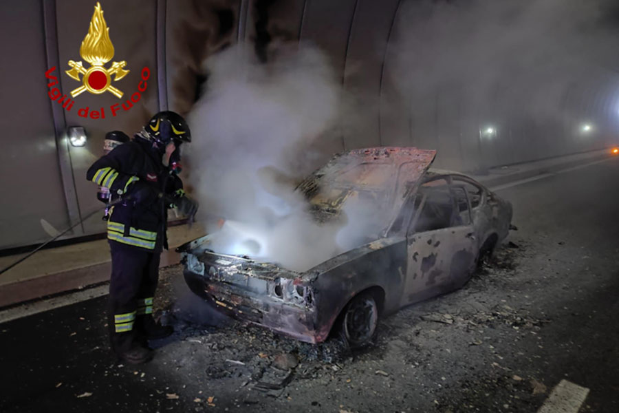 Auto a fuoco nella galleria “S’Iscala”: traffico bloccato sulla 131 DCN