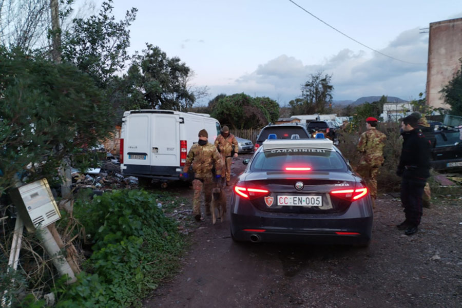 Non solo complici, ma un’organizzazione: smantellato il patto tra nomadi e pregiudicati locali – VIDEO