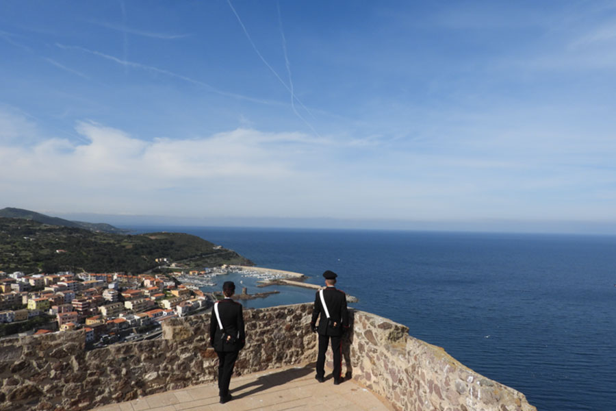 Eroina, cocaina e un bastone tonfa: i controlli delle festività portano a un arresto