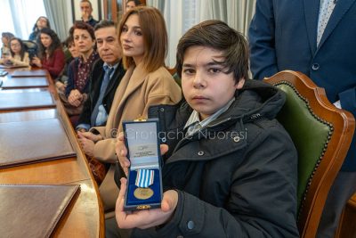Giuseppe Carlo Cabras con la medaglia del nonno (foto S.Novellu)