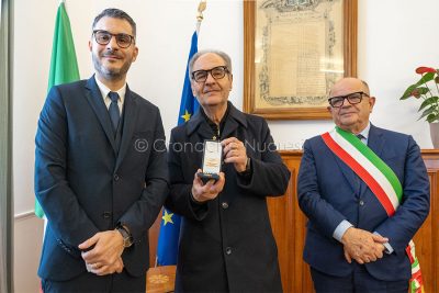 Giuseppe e Andrea Lorrai col sindaco Ennio Erba (foto S.Novellu)