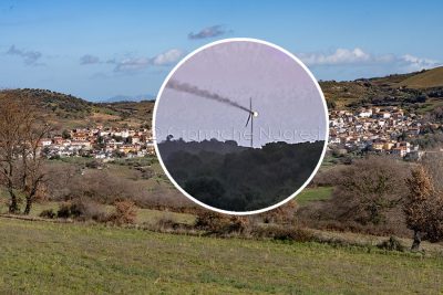 Il fulmine che ha colpito la pala eolica a Mamoiada