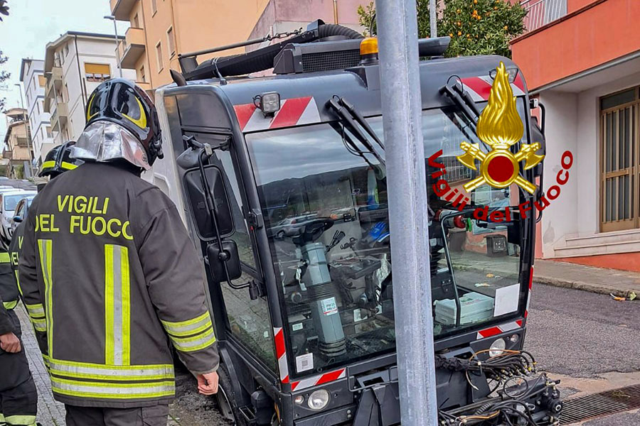 Nuoro. Cede l’asfalto e il mezzo della nettezza urbana sprofonda in una voragine