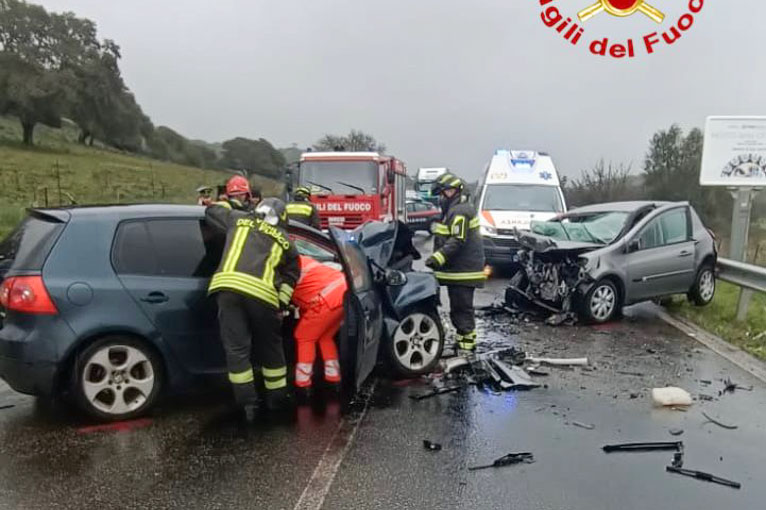 Maltempo rende pericolose le strade: frontale a Nuoro, quattro feriti