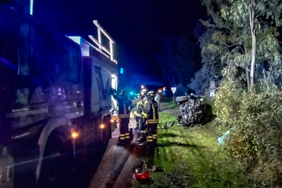 Perde il controllo dell’auto e si schianta contro due alberi: giovane estratto dalle lamiere