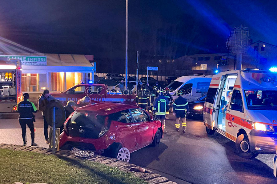 Nuoro. Perde il controllo dell’auto, ne centra tre in sosta e due in transito: due feriti