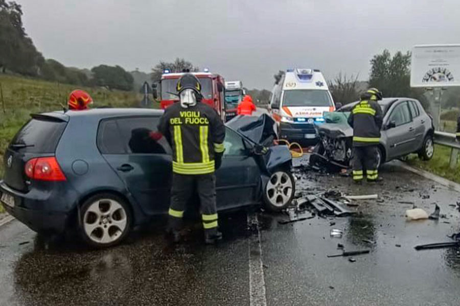 Un morto e tre feriti gravi nel frontale tra una Golf e una Clio tra Orotelli e S’Infurcau