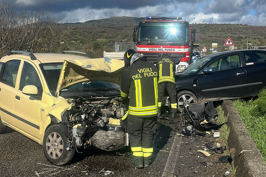 Pauroso scontro frontale tra due auto: tre feriti in codice rosso