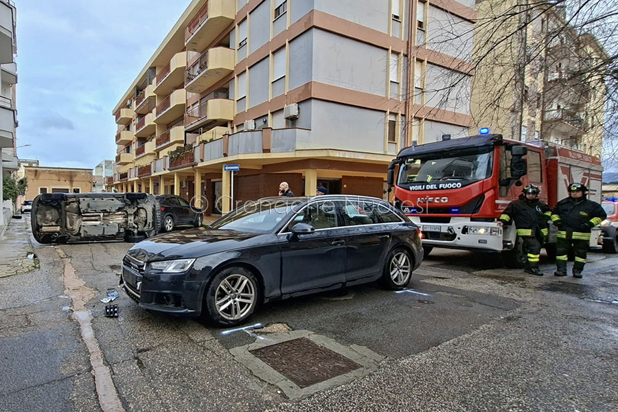 Nuoro. Una mancata precedenza, lo schianto e uno dei veicoli si ribalta