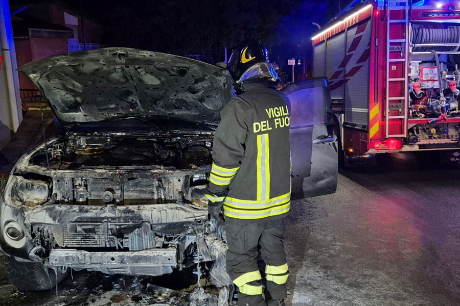 Tre attentati incendiari nella notte: tre auto distrutte dal fuoco nel Nuorese