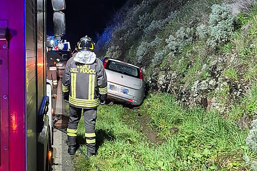 Incidente sulla 131 DCN all’altezza di Oniferi: FIAT Punto finisce contro un terrapieno