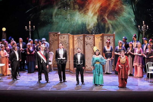 Marco Puggioni (al centro) in La vedova allegra