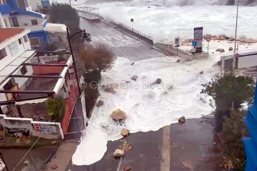Onde giganti allagano le strade e il porticciolo di Cala Gonone – VIDEO