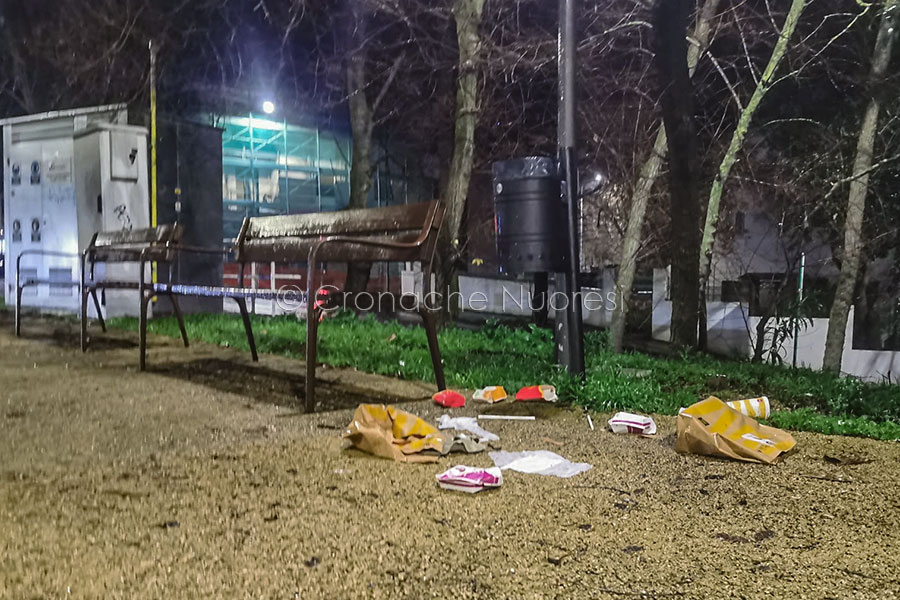 Nuoro. Inciviltà a portata di mano: il paradosso di piazza Veneto trasformata in discarica
