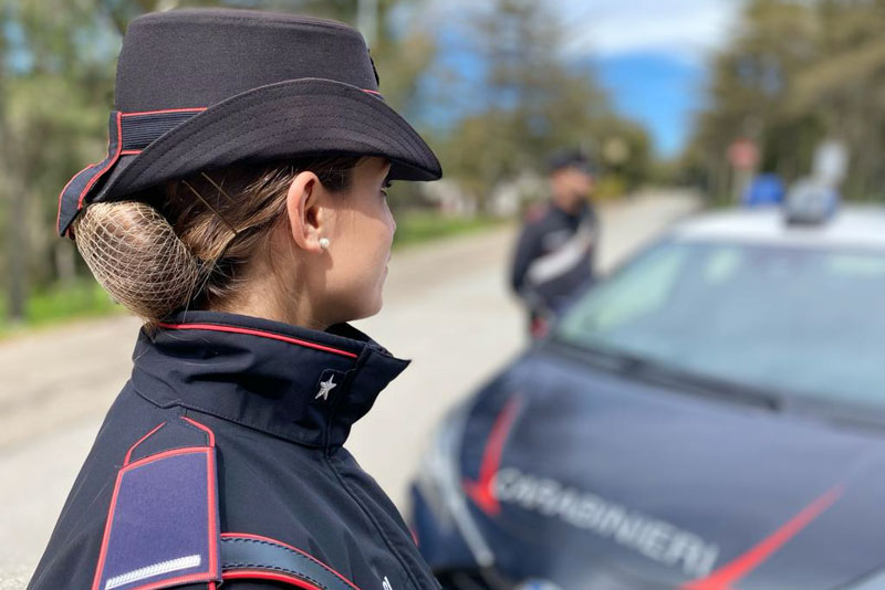 Fuga rocambolesca dopo un blocco stradale: denunciati per resistenza, droga e targa alterata