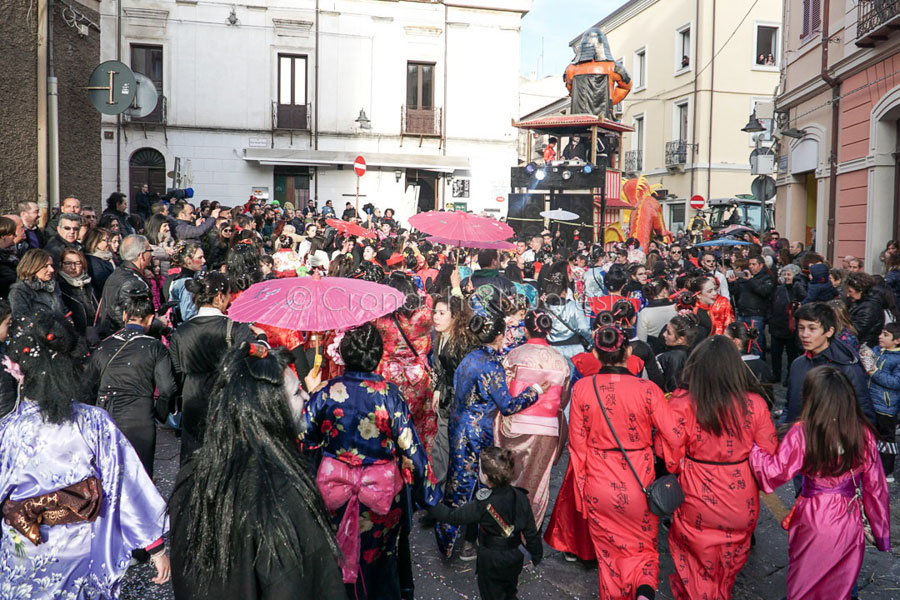 Carrasecare Nugoresu: sfilano le maschere tradizionali ma mancano i carri allegorici – VIDEO