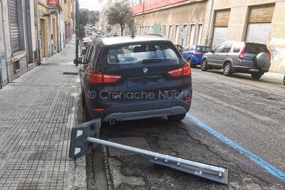 Cartello rovesciato in via Deffenu