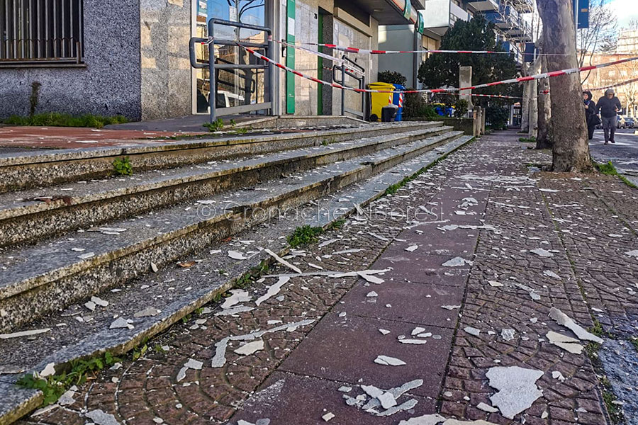 Nuoro. Il vento martoria la città: vetri rotti, cornicioni crollati e alberi spezzati