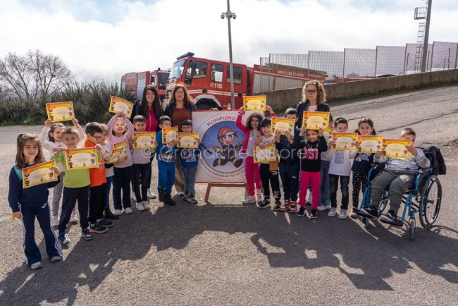 Gli alunni della Primaria di Mamoiada (foto S.Novellu)pieropoli, estinzione incendio (foto S.Novellu)