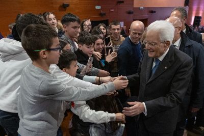 Il presidente Mattarella saluta gli studenti di Nuoro