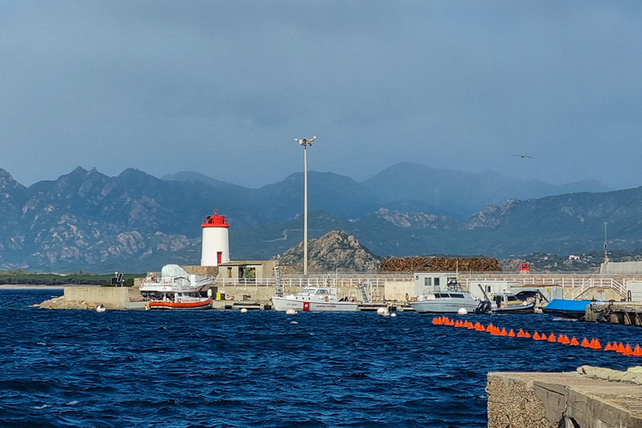 Naufragio in Ogliastra: cala il vento e riprendono le ricerche dei due dispersi