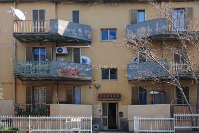 La palazzina di via Nuoro a Oliena