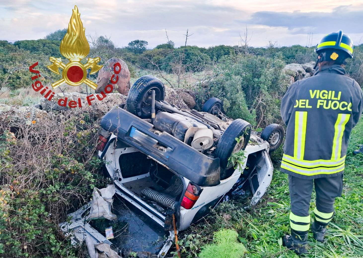 Perde il controllo dell’auto in un sentiero di campagna, si ribalta e finisce in ospedale