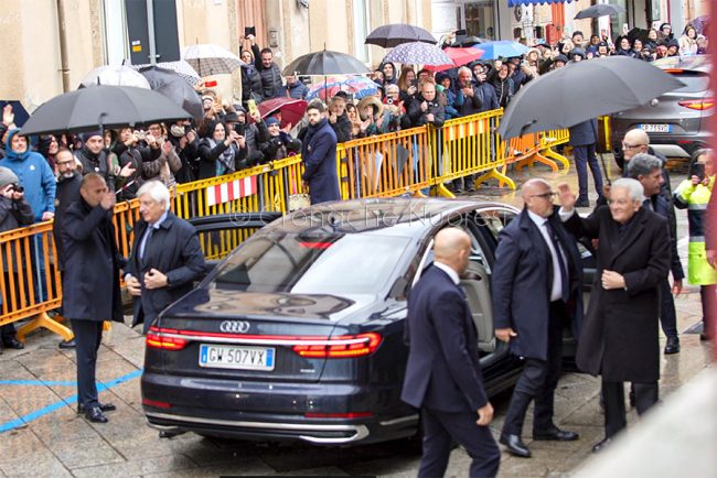 L'arrivo al teatro Eliseo di Mattarella (foto S.Novellu)