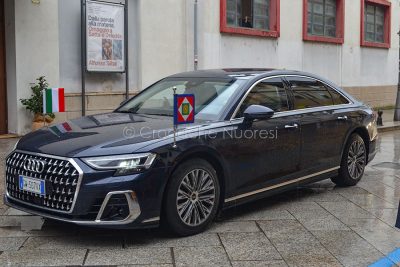 L'arrivo dell'auto di Mattarella a Nuoro (foto Nieddu)