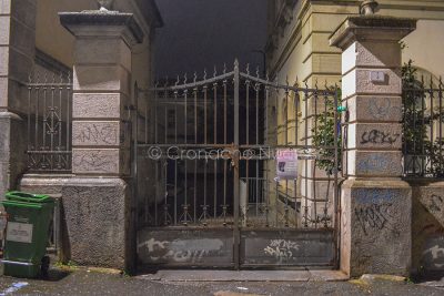 L'ingresso al Podda al buio