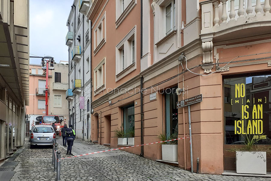 Paura in centro a Nuoro: crolla un pezzo di cornicione dal palazzo del MAN