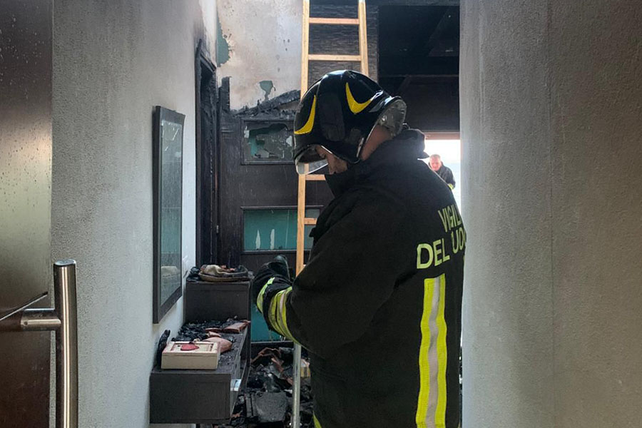 Incendio a Cala Gonone: in fiamme un palazzo in via lungomare Palmasera