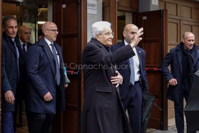 L'uscita del presidente Mattarella dal Teatro Eliseo