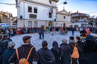 Mamoiada, balli in piazza (foto S.Novellu).