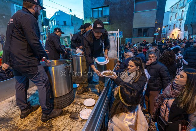 Mamoiada, distribuzione di fave e lardo (foto S.Novellu)