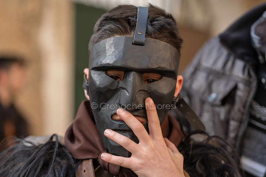 Dalla vestizione al Martedì Grasso: Mamoiada si ferma per il Carnevale più autentico dell’Isola
