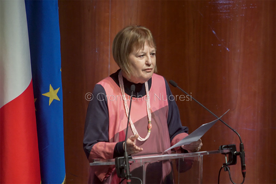 Grazia Deledda e il Nobel: il baciamano alla «padrona» con le dita che puzzano di cipolla