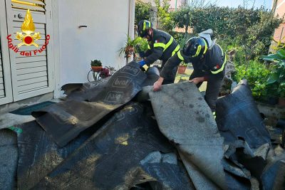 Nuoro, copertura divelta dal vento