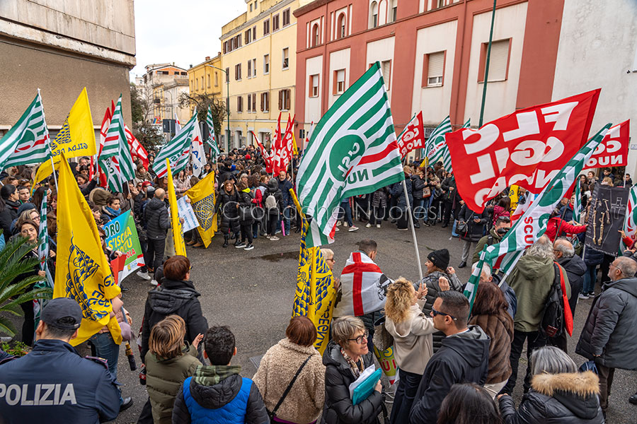 Nuoro e il Nuorese in piazza contro il dimensionamento: “Basta tagli, la scuola non è un’azienda”