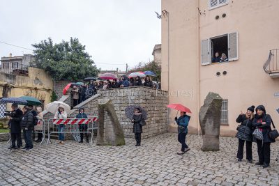 Piccola folla davanti a casa Deledda (foto S.Novellu)