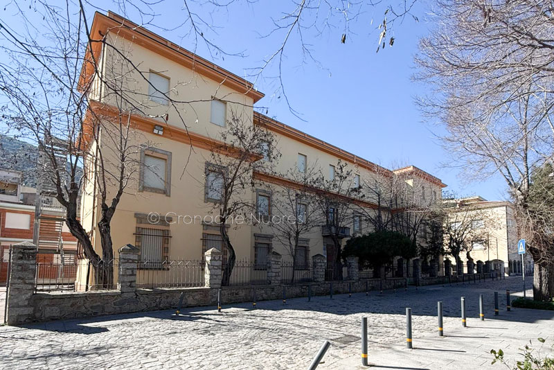 Odissea scolastica a Orgosolo tra riscaldamento, chiusure e allarmi: genitori in rivolta