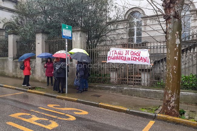 Striscione affisso all'ingresso dell'Istituto Podda