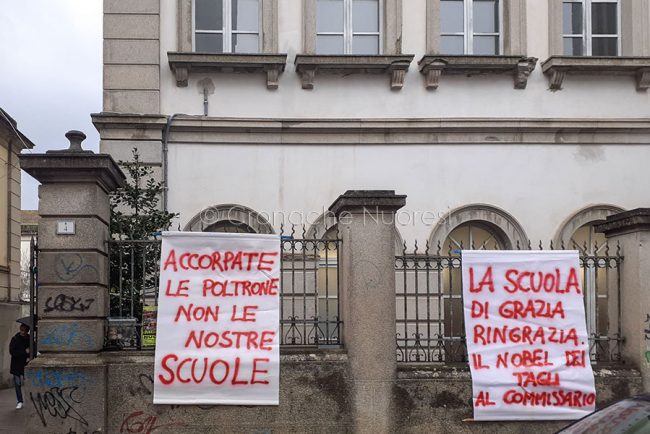 Striscioni affissi all'ingresso dell'Istituto Podda