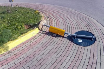Un cartello divelto dal vento