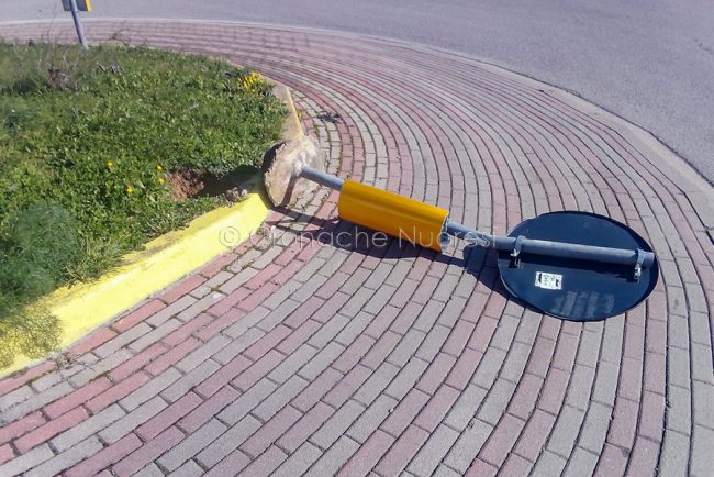 Un cartello divelto dal vento