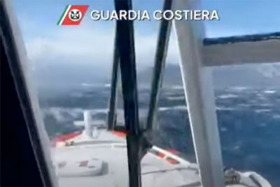 Un'imbarcazione della Guardia Costiera sul luogo della tragedia