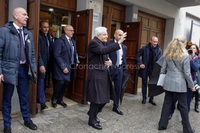 L'uscita dal teatro Eliseo di Mattarella