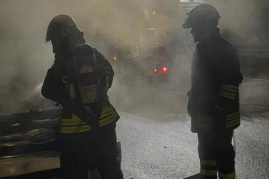 Notte di fuoco a Nuoro: tre auto date alle fiamme in via Mughina