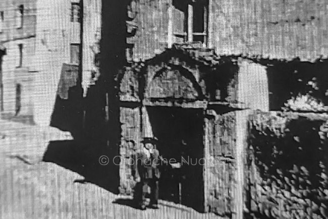 Elia Sanna davanti a casa Deledda